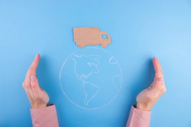 dünya gezegen on kağıt kamyon. teslimat kavramı