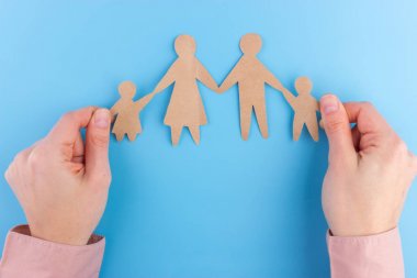 Kağıt aile dünya gezegen üzerinde. ailesine ve barış kavramı