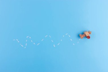 mavi arka plan üzerinde kağıt uçak. türbülans kavramı