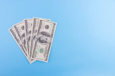 yüz dolar faturaları mavi zemin üzerine