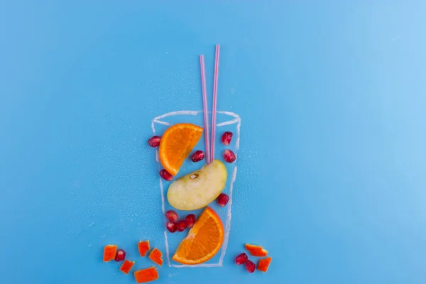 Cóctel Frutas Sobre Fondo Azul Trefilado Vidrio — Foto de Stock