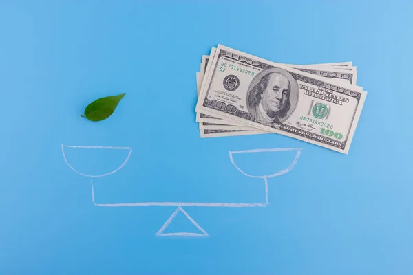 Гроші Листя Вагах Концепція Зеленого Відповідального Бізнесу — стокове фото