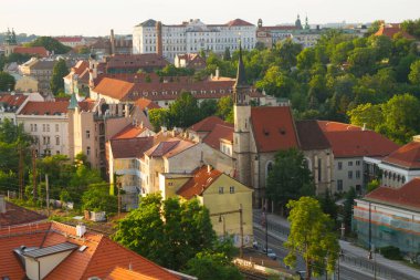 Kırmızı çatılı bina