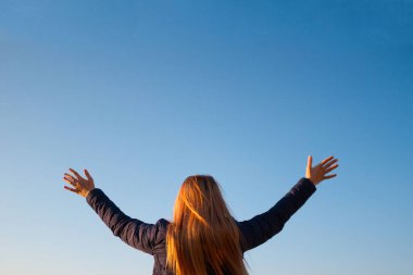 Tanımlanamayan sarışın kadın.