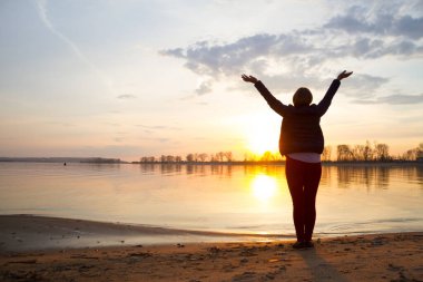 Tanımlanamayan sarışın kadın.
