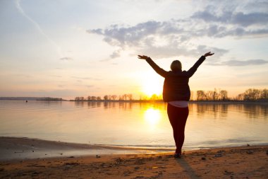 Tanımlanamayan sarışın kadın.