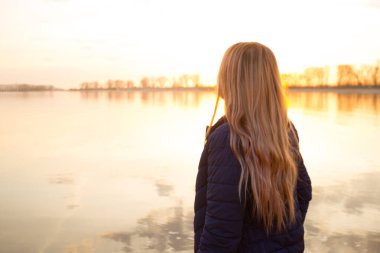 Tanımlanamayan sarışın kadın.