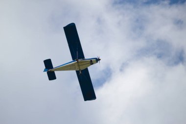 Avia şovu. Gökyüzünde uçaklar