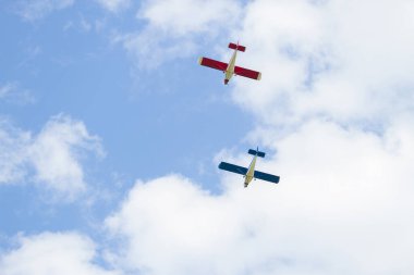 Avia şovu. Gökyüzünde uçaklar