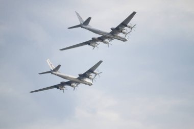 Mavi gökyüzündeki askeri uçak.