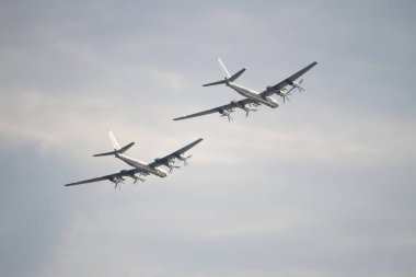 Mavi gökyüzündeki askeri uçak.