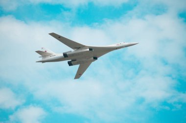 Mavi gökyüzündeki askeri uçak.