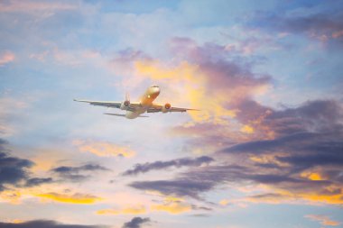 uçak havada uçuyor