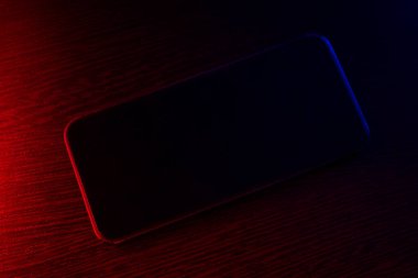cep telefonu koyu arkaplanda