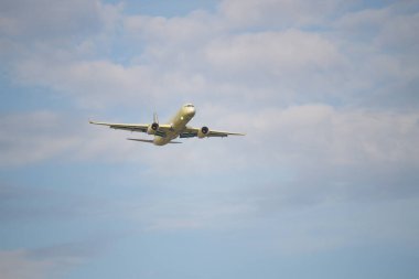 uçak havada uçuyor