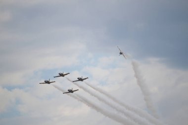 Avia şovu. Gökyüzünde uçaklar