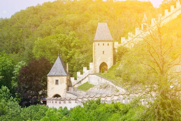 Castillo de Karlstejn cerca de la ciudad de Praga — Foto de Stock