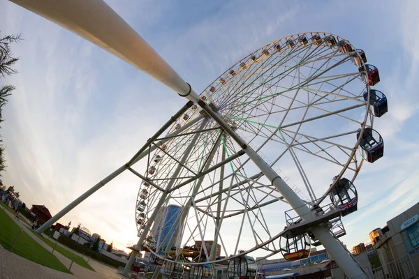 Феррі колесо в парку розваг — стокове фото