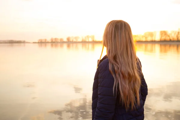 Tanımlanamayan sarışın kadın.