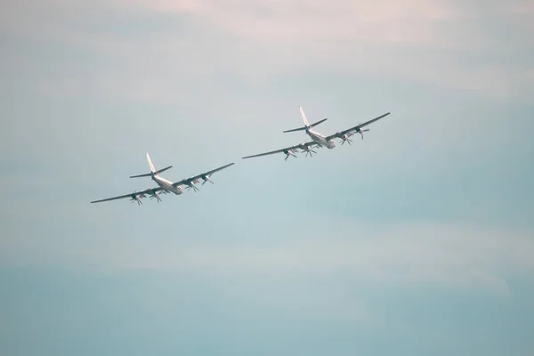 Millitary airplane in the blue sky — Stock Photo, Image