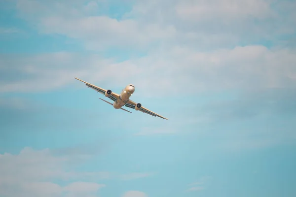 Avión está volando en el cielo —  Fotos de Stock