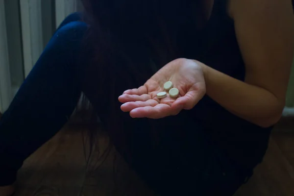 Nerozpoznatelná žena užívající pilulku — Stock fotografie