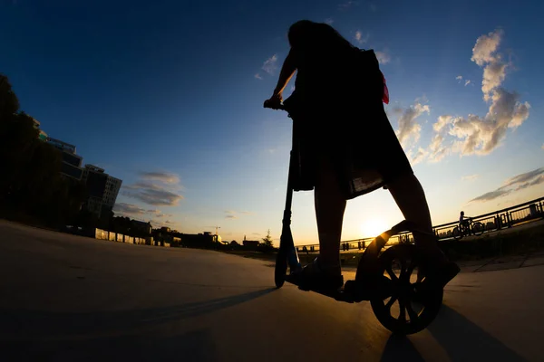 Mädchen auf Roller unkenntlich gemacht — Stockfoto