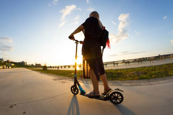 Mädchen auf Roller unkenntlich gemacht — Stockfoto