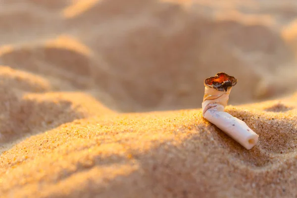 Tyłek papierosa na plaży — Zdjęcie stockowe