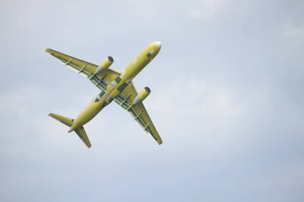 Flygplan flyger på himlen — Stockfoto