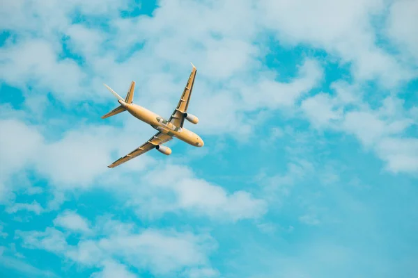 Avión está volando en el cielo —  Fotos de Stock