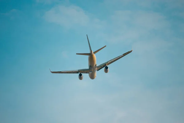 Avión está volando en el cielo —  Fotos de Stock