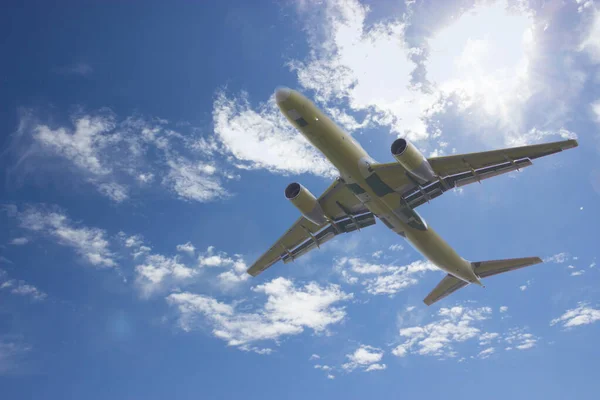 Avión está volando en el cielo —  Fotos de Stock