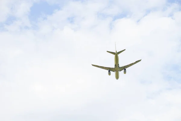 Avión está volando en el cielo —  Fotos de Stock