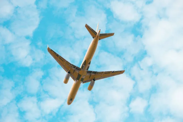 Avión está volando en el cielo —  Fotos de Stock