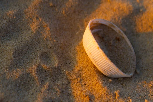 Bouchon de bouteille en plastique sur sable — Photo