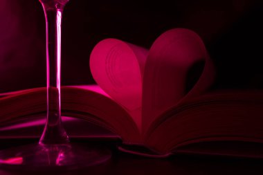 kitap sayfaları kalp şekli ile