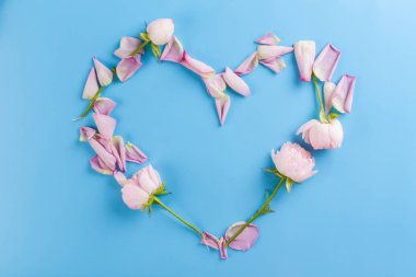 gül yaprakları kalp şeklinde