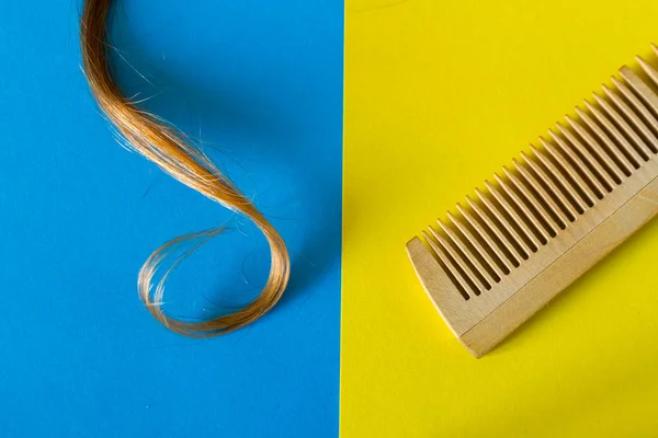 Hairs and wooden hairbrush — Stock Photo, Image