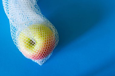 Yeniden kullanılabilir çantada elma