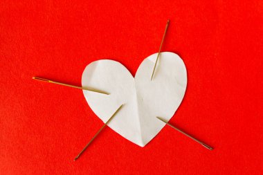 İğneli kağıt kalp
