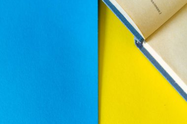 Açık mavi zemin üzerine kitap