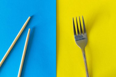 Yemek çubukları çatala karşı.