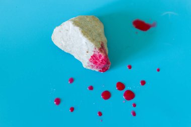 Üzerinde kan olan bir taş.