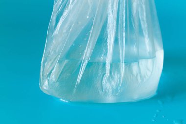 plastik torba içinde su