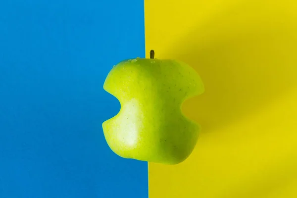 1 つの青リンゴ — ストック写真