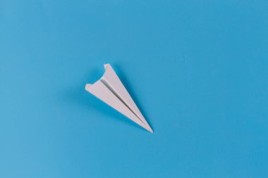 Mavi arkaplanda kağıt uçak