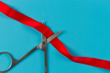 mavi arka plan üzerinde kırmızı kurdele