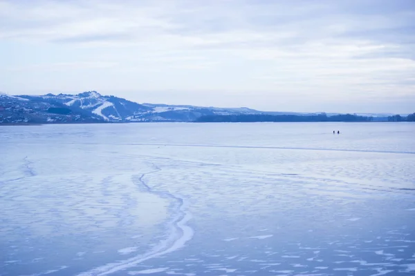 Zamrzlé jezero a hory — Stock fotografie