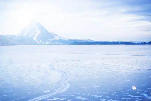 Lago e montagne ghiacciati — Foto Stock